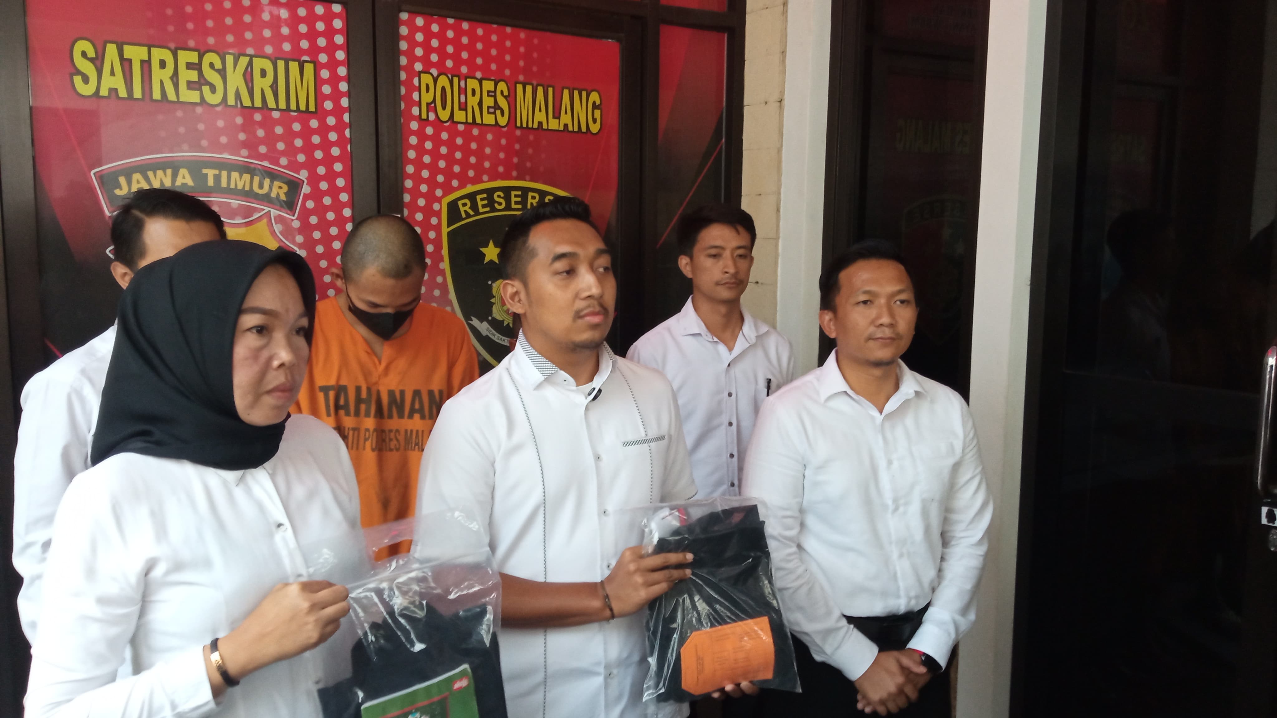DIRINGKUS: Polisi memperlihatkan dua tersangka sekaligus barang bukti kasus dugaan pengeroyokan terhadap pesilat yang berujung kematian.