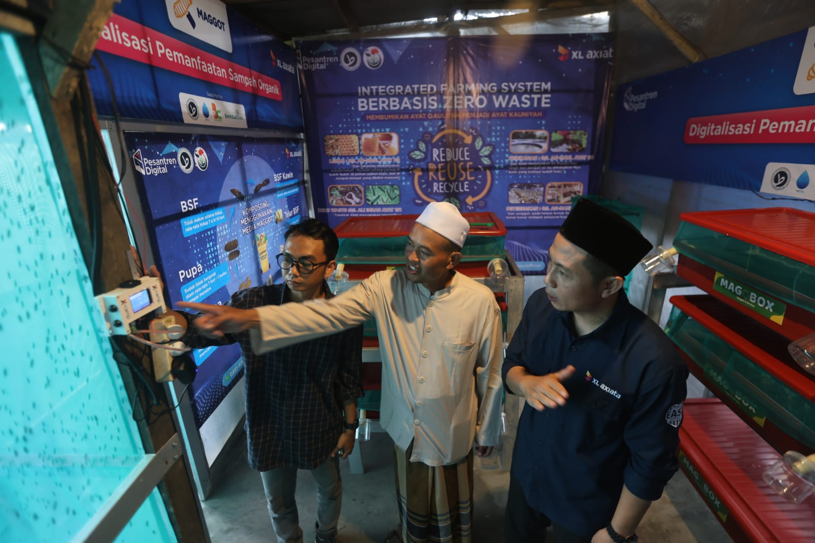 VP East Region XL Axiata Dodik Ariyanto (kanan) menyimak pemaparan penerapan IOT di kandang maggot Tholabie ICBS
