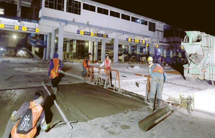 SUDAH SENTUH 30 PERSEN: Pekerja mengebut pengecoran jalan menuju halte pemberangkatan bus Terminal Arjosari kemarin.