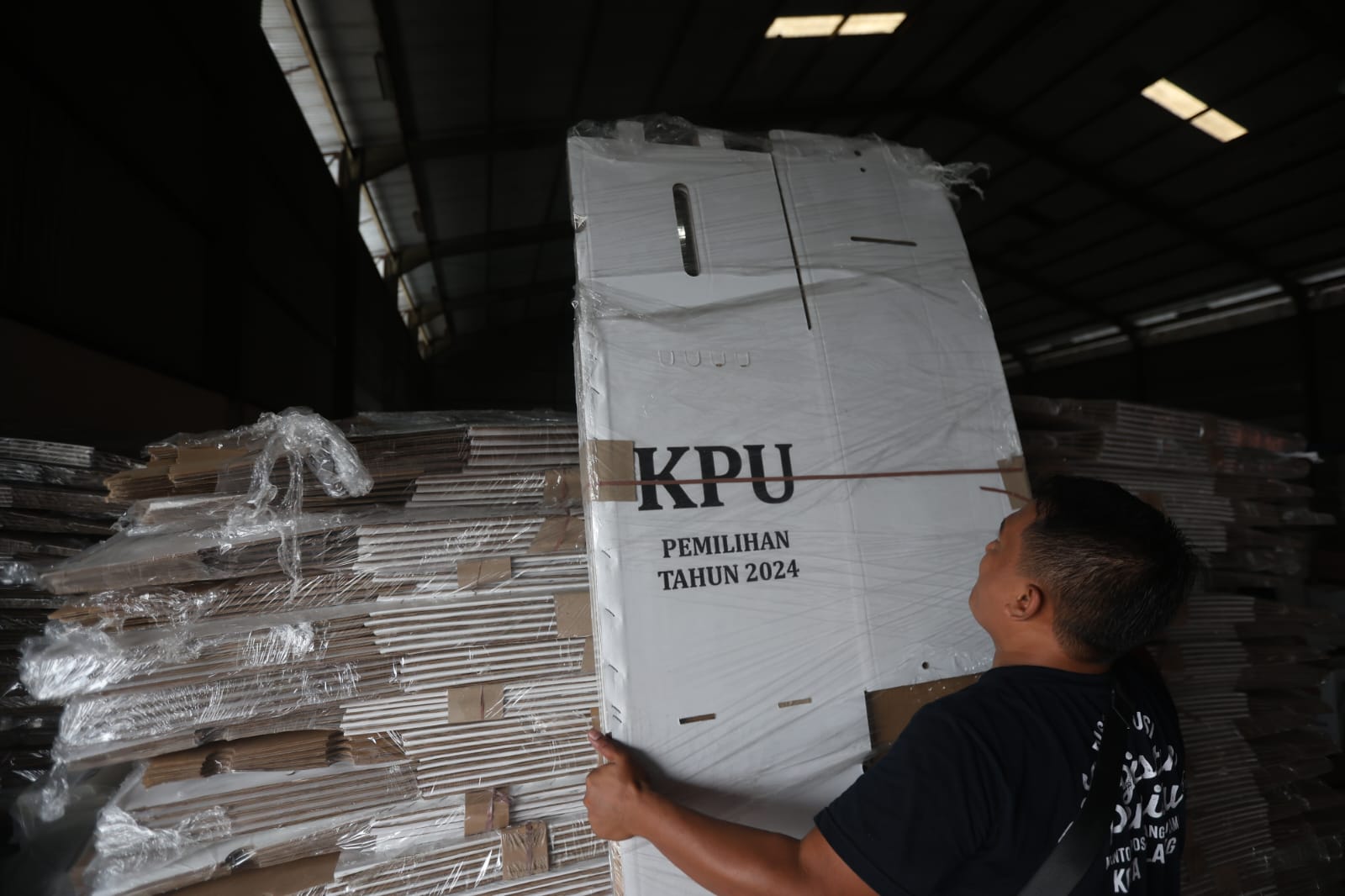 LOGISTIK PILKADA: Seorang pegawai memasukkan kotak suara ke gudang milik Komisi Pemilihan Umum (KPU) Kabupaten Malang kemarin (25/9). Lokasinya satu area dengan gudang Bulog di Kebonagung, Kecamatan P