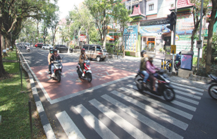 HARI INI DIRAPATKAN: Area di dekat sekolah seperti di Jalan Bandung wajib steril dari alat peraga kampanye (APK).