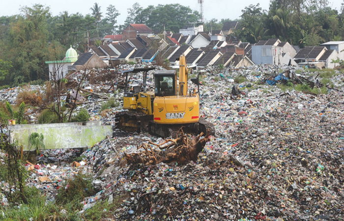 DILANJUTKAN: Tahap pembersihan dan pemadatan tanah mulai dilakukan di eks TPA Lowokdoro, Sukun. Area itu bakal dimanfaatkan untuk lokasi gantangan.