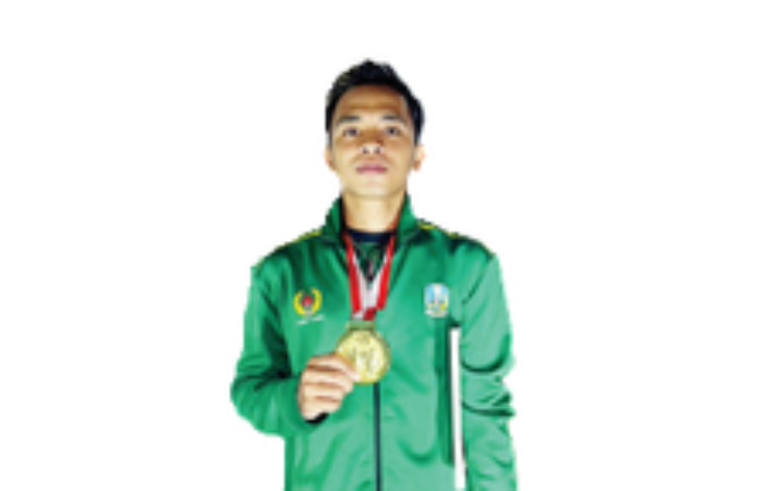 TAMPIL MAKSIMAL: Atlet Lari Kabupaten Malang Dewa Radika  mendapatkan emas di nomor 4x400 meter estafet PON XXI, pekan lalu.