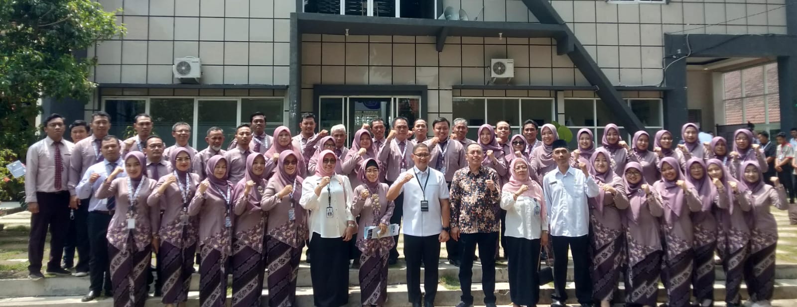 KOLABORASI : Foto bersama Kadispenprov Jatim Dr Aries Agung Paewai SSTP MM (tengah) bersama Kepala Sekolah, guru dan staf SMAN 1 Gondanglegi,&nbsp;Rabu&nbsp;(25/9).