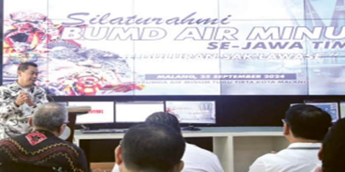 JADI CONTOH: Direktur Utama Perumda Tugu Tirta Priyo Sudibyo SE SSos memberikan sambutan kepada 38 direktur PDAM se-Jatim kemarin.