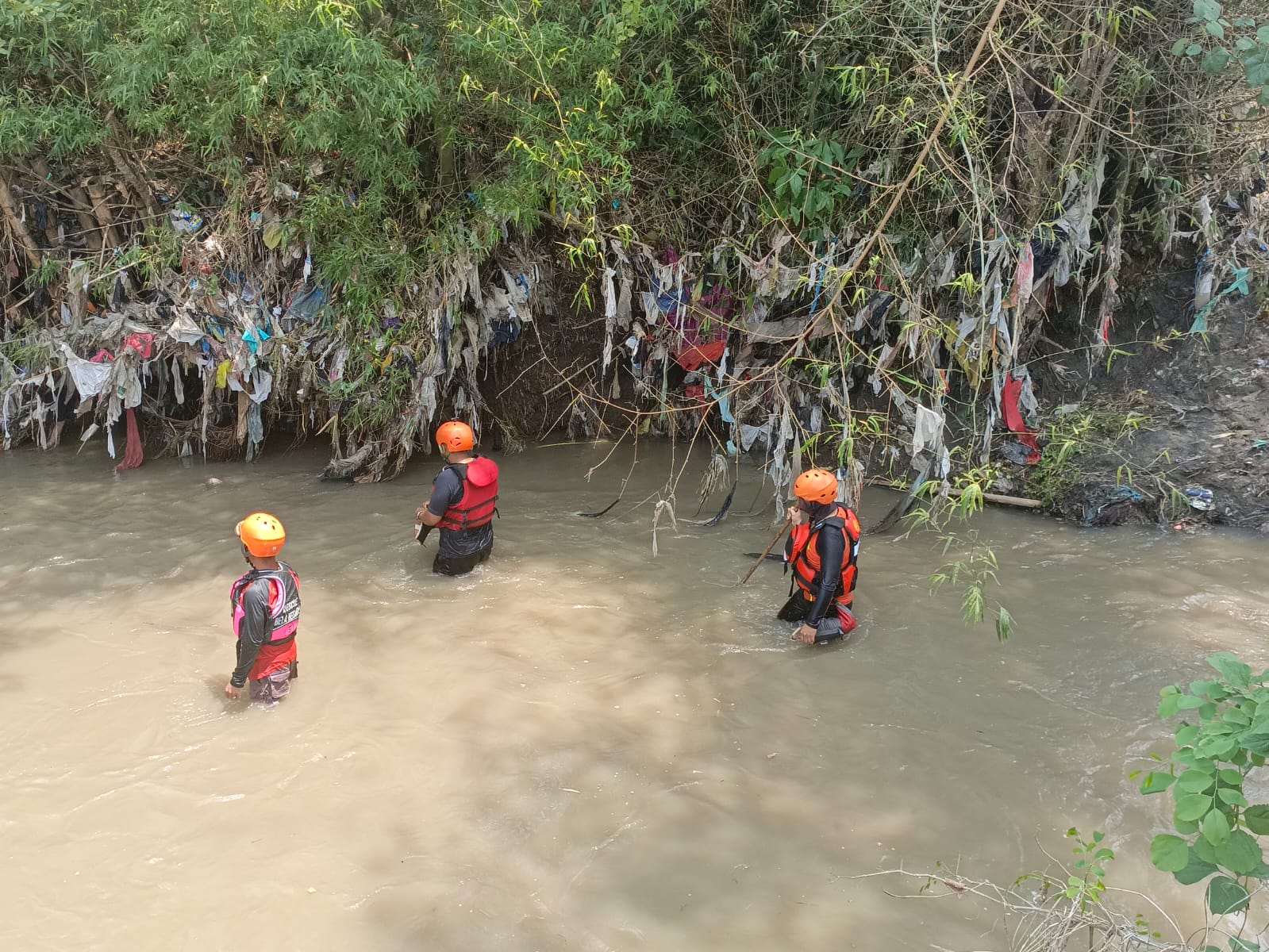 LANSIA HANYUT: Tim gabungan menyisir sungai sejauh 3 kilometer dari lokasi hanyutnya korban. Hingga kemarin (27/9) pencarian belum membuahkan hasil.