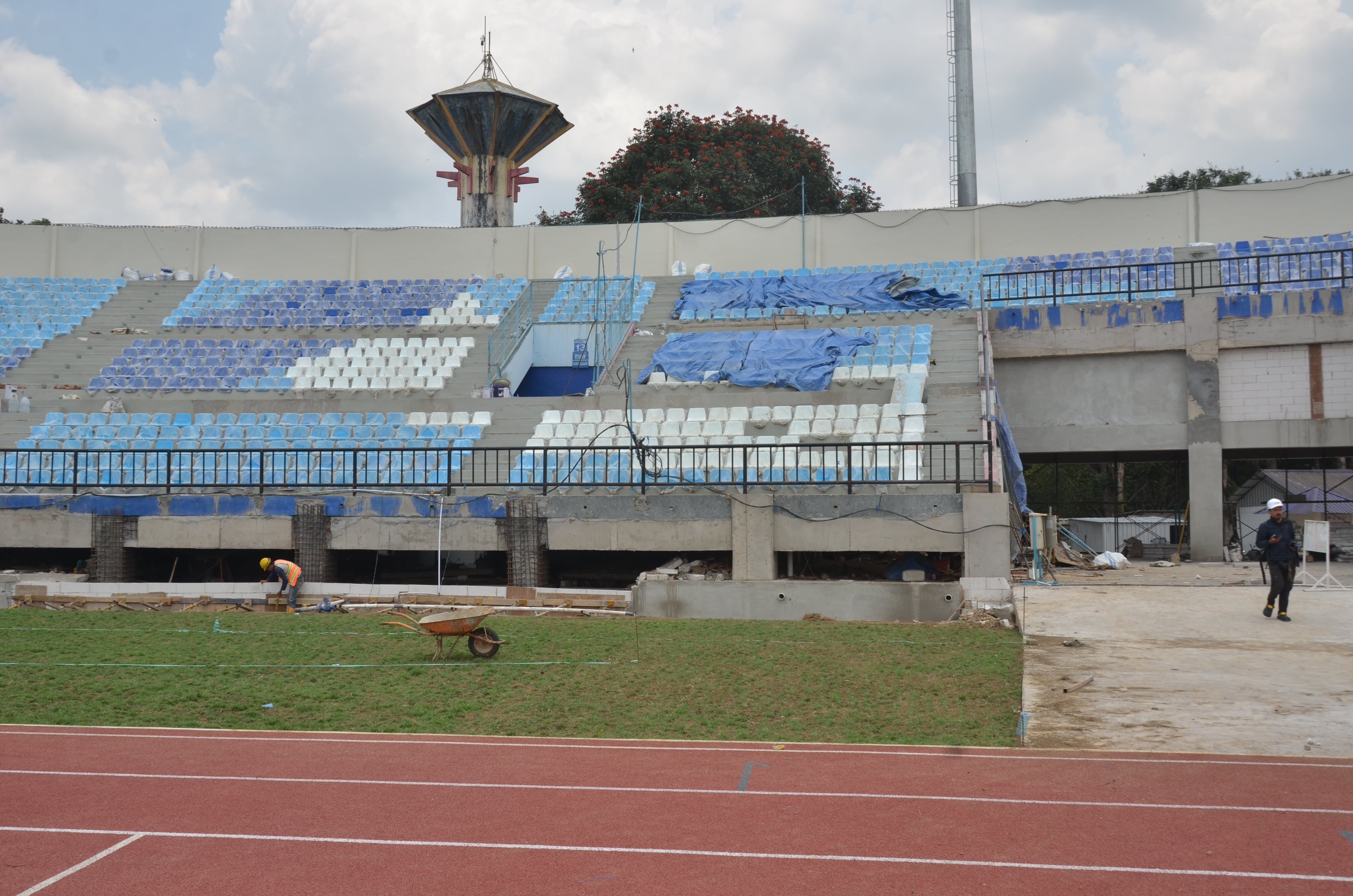 FASILITAS OLAHRAGA: Pengerjaan revitalisasi Stadion Kanjuruhan diperkirakan sudah 70 persen. Sekarang pekerja menyiapkan area untuk monumen tragedi Kanjuruhan