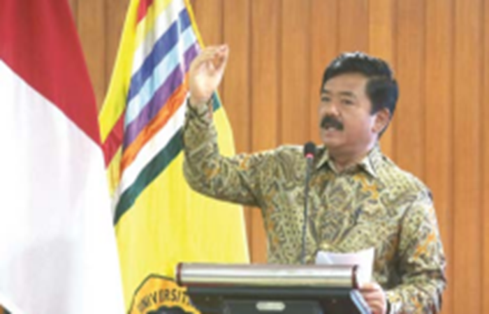 DATANG LANGSUNG: Menko Polhukam RI Marskekal TNI (Purn) Dr (HC) Hadi Tjahjanto SIP memberikan kuliah umum di UNMER Malang kemarin.