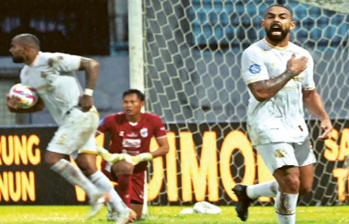 AKHIRI CATATAN MINOR: Dalberto Luan Belo (kanan) merayakan  gol pertamanya ke gawang PSIS Semarang pada menit 50. Dia juga  melesatkan gol pada pengujung laga.