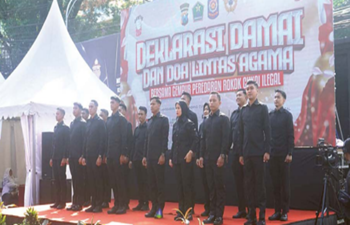 KOMPAK: Petugas Bea Cukai Kanwil Malang melakukan perkenalan diri di panggung sosialisasi Gempur Rokok Ilegal (25/9).