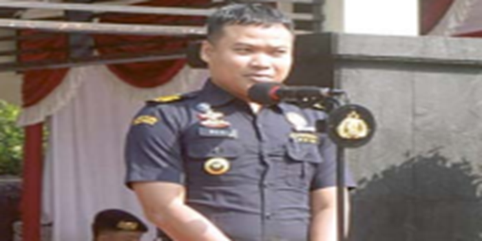 TEGAS: Pemeriksa Bea dan Cukai Ahli Pertama Bea Cukai Kanwil Malang Beny Setyawan menyampaikan  pesan terkait Gempur Rokok Ilegal.