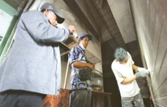 DAPAT PENGGANTI: Pedagang Pasar Baru Barat Comboran berusaha membuka rolling door kios kemarin.