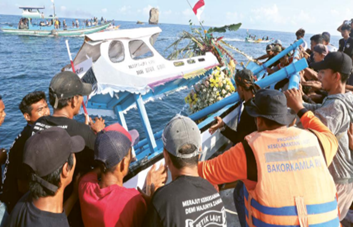 TRADISI TAHUNAN: Nelayan Sendang Biru melarung sesaji pada Upacara Petik Laut di perairan dekat Pantai  Tiga Warna