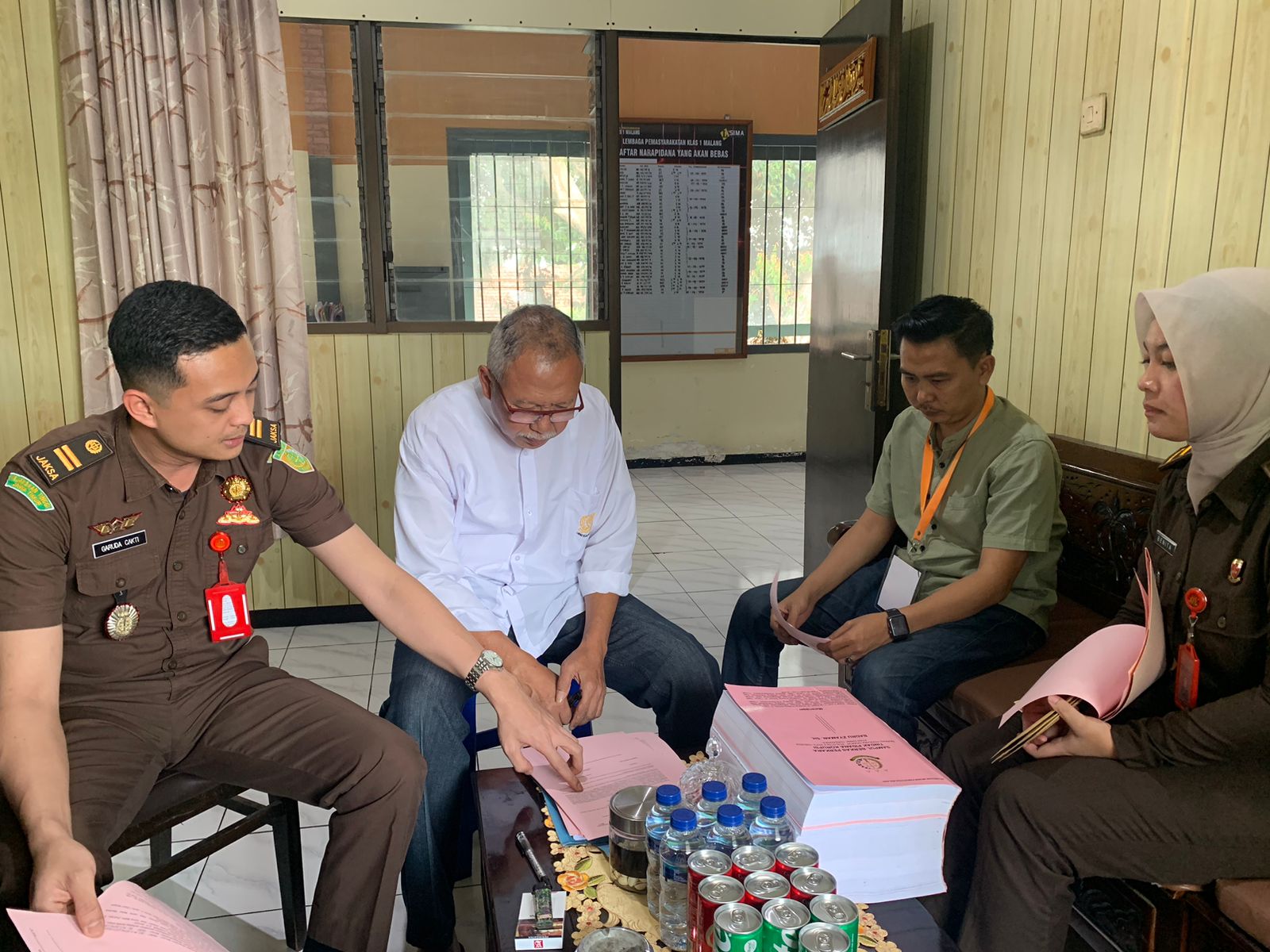 RUGIKAN NEGARA: Tersangka kasus dugaan korupsi Bank Jatim Cabang Kepanjen Badrus Zyaman, 58, berada di Kantor Kejari Malang kemarin (30/9).