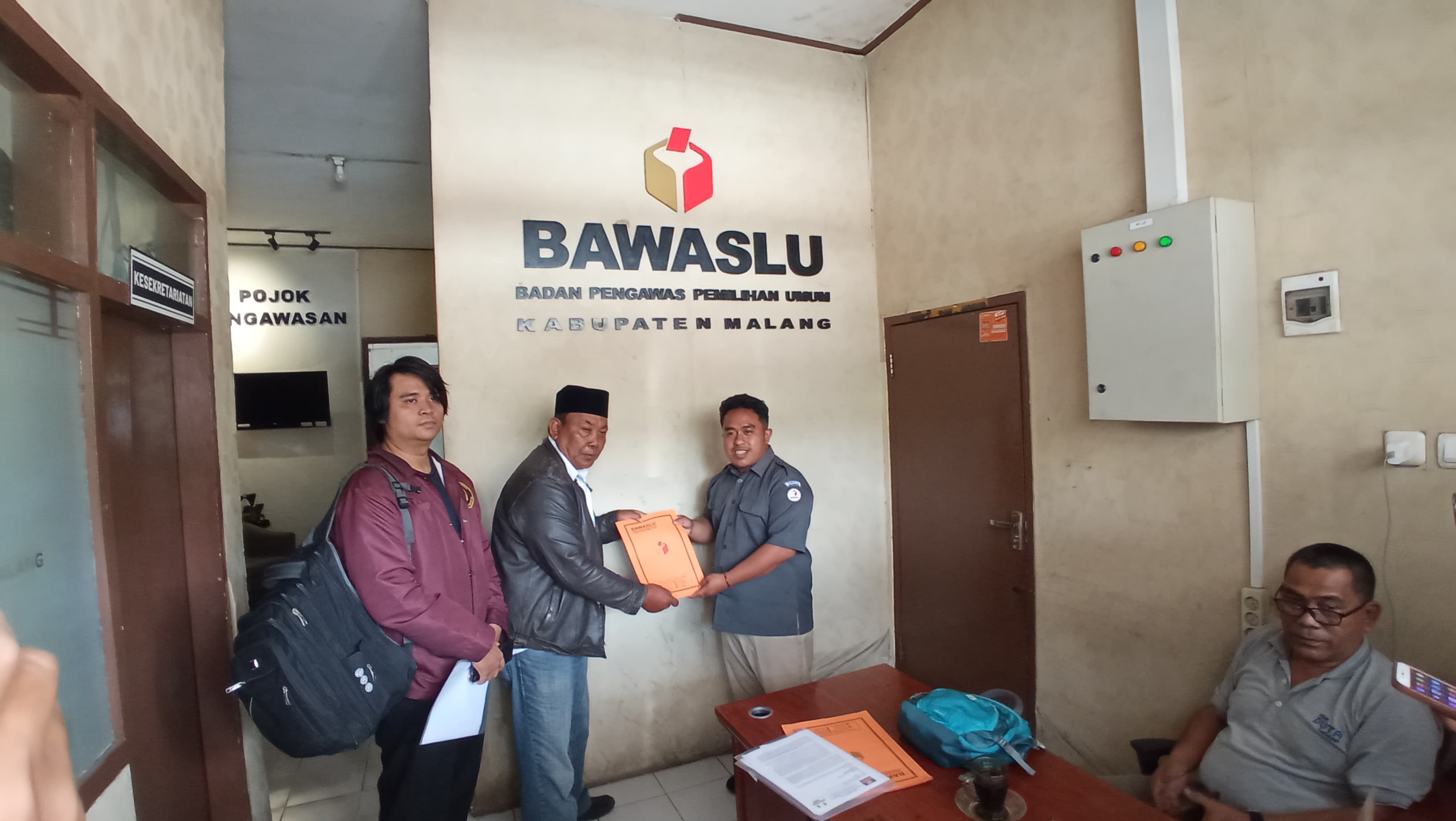DUGAAN PELANGGARAN: Tim Pasangan Gunawan-Umar (GUS) menyerahkan laporan dugaan keterlibatan Kades dan anak-anak dalam kampanye paslon lain ke kantor Bawaslu Kabupaten Malang kemarin (30/9).