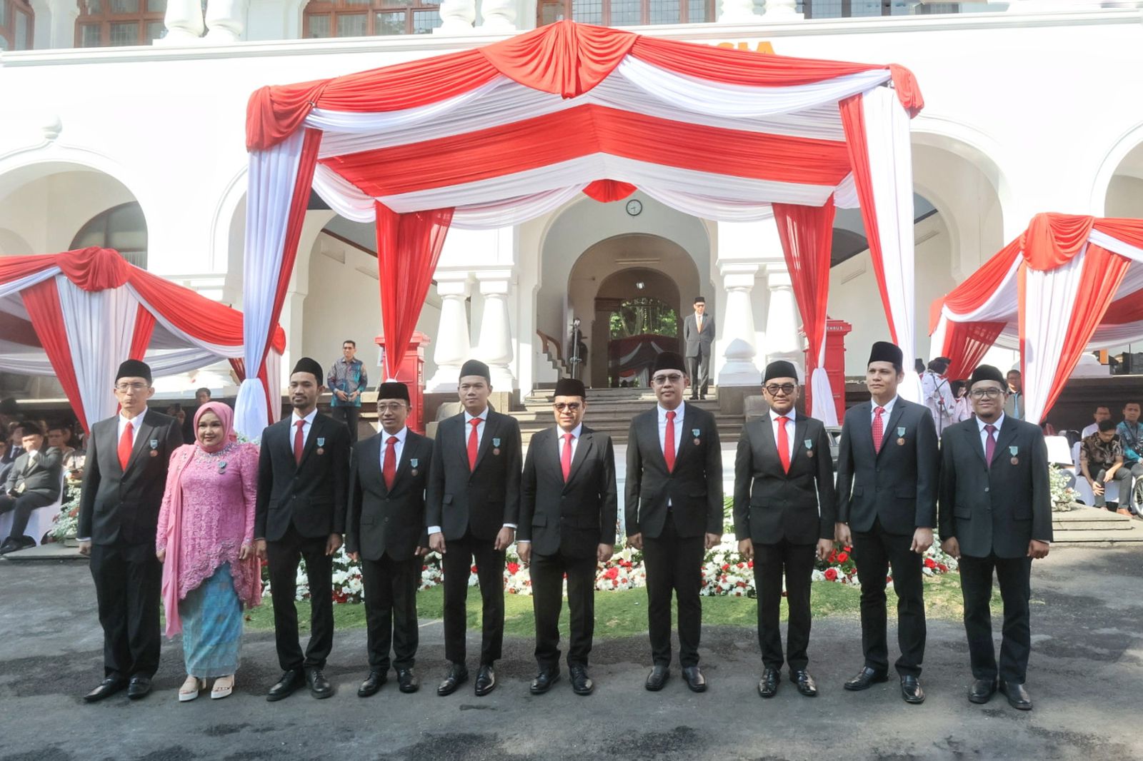Program Owner Sisternet XL Axiata, Adelia Panjaitan, menerima penghargaan Satyalancana Wira Karya dalam peringatan Hari Bakti Pos dan Telekomunikasi ke-79 di Bandung, Jumat (27/9).