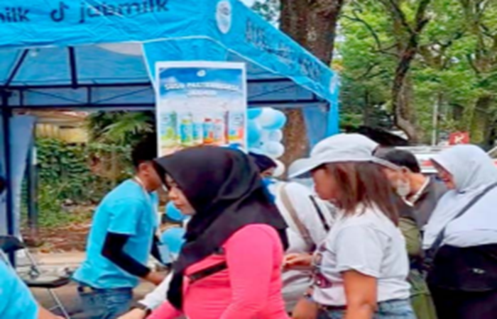 LARIS MANIS: Pengunjung CFD Ijen mengunjungi booth KAN Jabung.