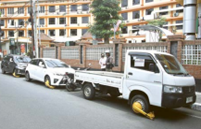 Sejumlah mobil di dekat pintu masuk RSSA