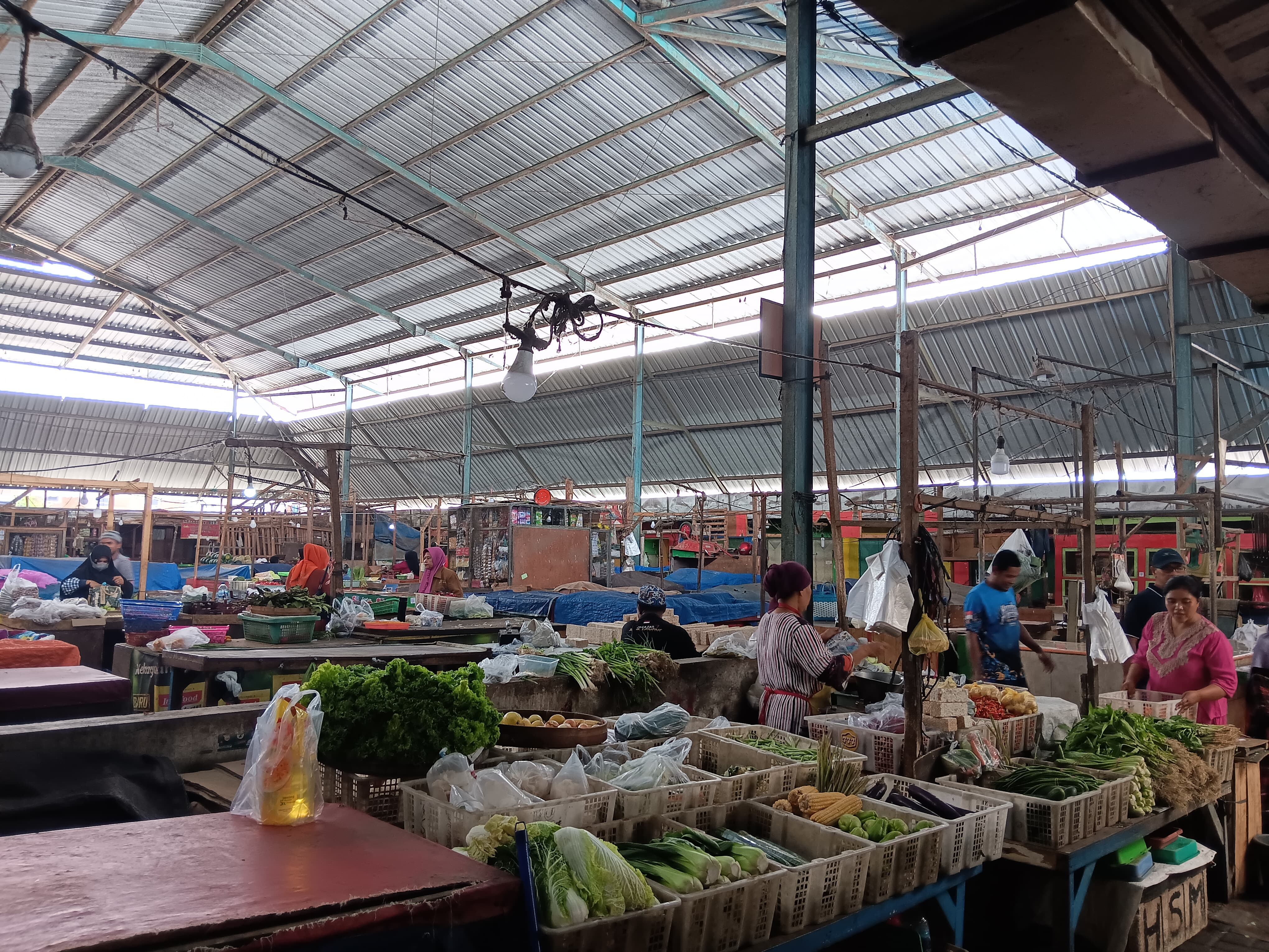 MAKIN RAMAI: Pedagang sayur di Pasar Landungsari melayani pembeli kemarin (1/10). Ke depan akan ditambah lapak untuk penjual pakaian.