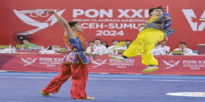WAJIB REGENERASI:  Atlet Wushu Kota Malang Ahmad Gozali (tengah)  dan Ahmad Ghifari (kanan) berlaga di PON 2024, 14 September lalu.