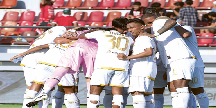 MOMENTUM BERBENAH: Para pemain Arema FC berdoa bersama sebelum menghadapi Bali United di Liga 1, 11 September lalu.
