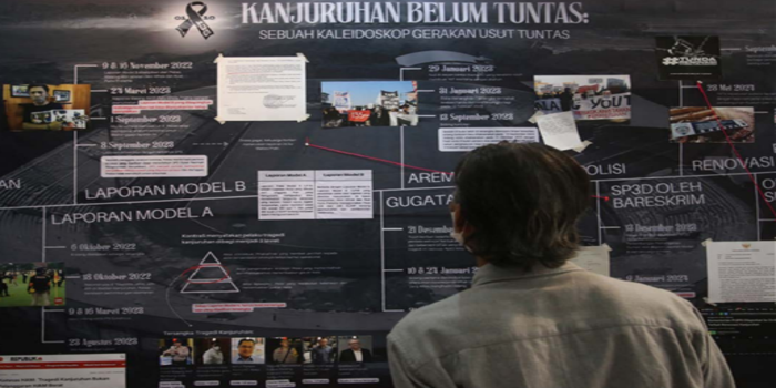 MENOLAK LUPA: Banner yang menceritakan proses pengusutan tragedi Kanjuruhan ditampilkan di gedung A FIB UB, kemarin.