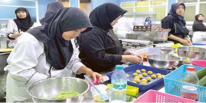 BELAJAR LANGSUNG: Siswa SMK magang menjadi juru masak kemarin. Cabdindik memperketat pilihan magang siswa demi mengantisipasi kejadian yang tak diinginkan.
