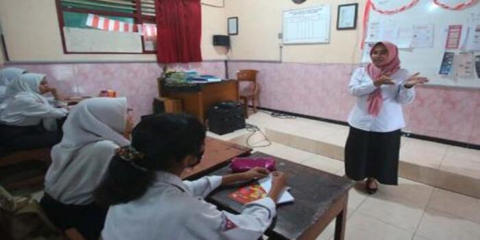 BAKAL BERTAMBAH: Guru mata pelajaran (mapel) SMPN 6 Malang menjelaskan materi kepada siswa kemarin.