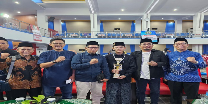 BERSAMA : PWM JawaTimur, Faqih, Ust. Fahruddin, Kepala Sekolah, dan PDM Kota Malang saat&nbsp;foto&nbsp;bersama
