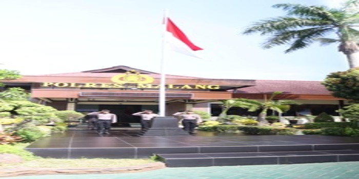 PERINGATI TRAGEDI KANJURUHAN: Polres Malang Kibarkan Bendera Setengah Tiang