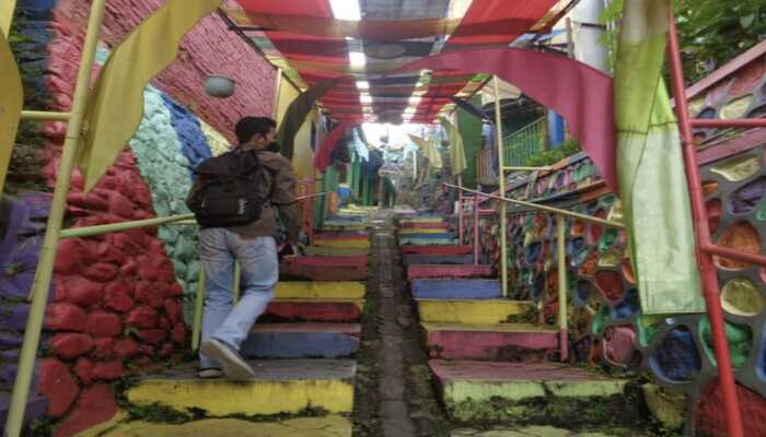 Kondisi terkini Kampung Warna Warni Jodipan (KWJ) yang mulai sepi pengunjung.