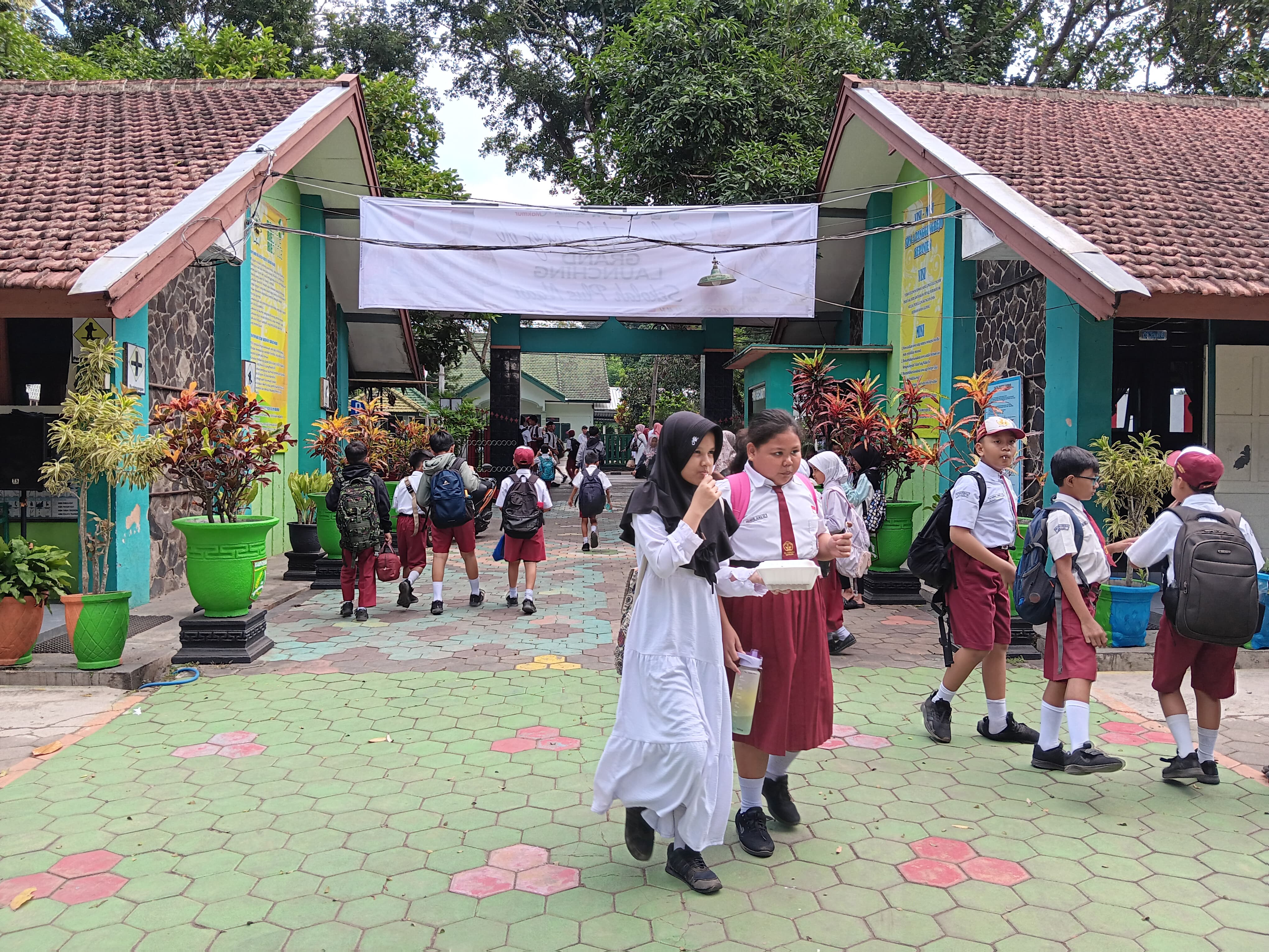 PERLU PERHATIAN: Siswa salah satu SD di Kepanjen, Kabupaten Malang sangat ceria kemarin (1/10). Di sisi lain, disdik mencatat belasan ribu anak putus sekolah.