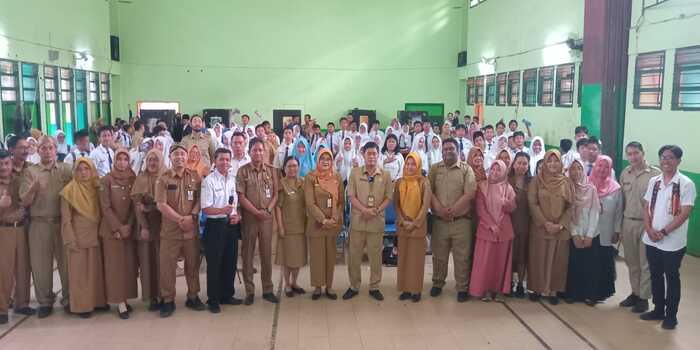 KOLABORASI : Kepala Disdikbud Kota Malang Suwarjana SE MM, berfoto bersama dengan MGMP Bahasa Jawa dan Kepala Kepala SMPN 4 Malang Dra Pancayani Dinihari MPd, di aula Arvegatu.