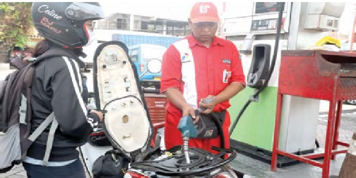BERLAKU MULAI KEMARIN: Karyawan di SPBU Sawahan melayani pelanggan yang membeli BBM Pertamax, kemarin.