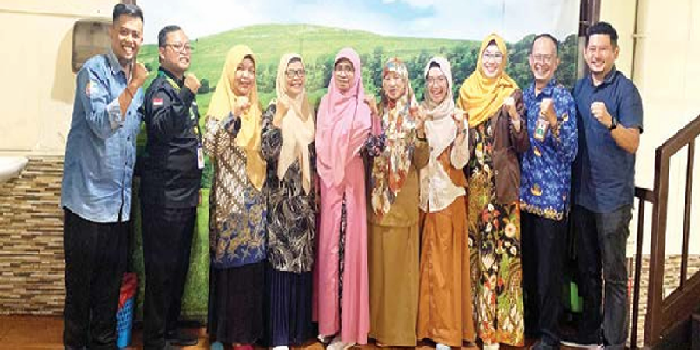 KOMITMEN BERSAMA : Disdikbud Kota Malang bersama Ketua PKG 5 Kecamatan berkomitmen mensukseskan Lomba Mozaik Mom & Kids, Selasa (1/9).