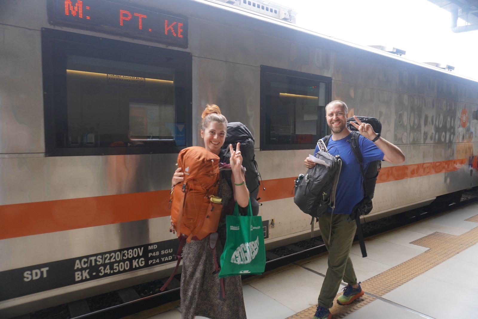Wisatawan mancanegara menggunakan transportasi kereta api di Stasiun Malang