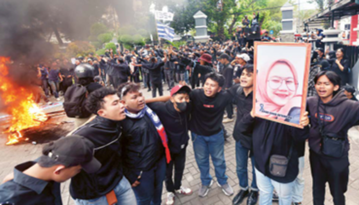 MASIH BERDUKA: Massa melakukan demo di depan Kantor DPRD Kabupaten Malang dan mengajukan 10 tuntutan atas kasus Tragedi Kanjuruhan kemarin (1/10).