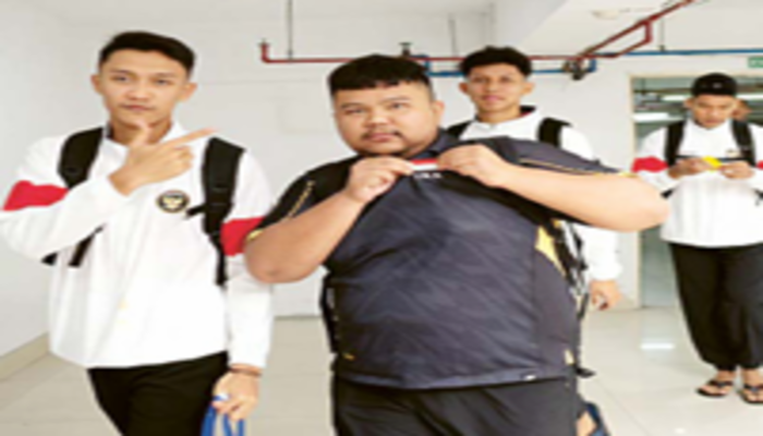 PUNYA PERAN: M. Fauzan Algifari (baju hitam) menjadi bagian Timnas putra U20 di ajang Asia Volleyball Championship (AVC), bulan Juli lalu.