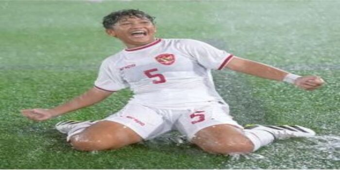 TINGKATKAN PERFORMA: Syafia Tristalia Chorlienka merayakan gol ke gawang Timnas Hong Kong dalam FIFA Match Day, Juli lalu. Saat ini dia berlatih keras di Jepang.