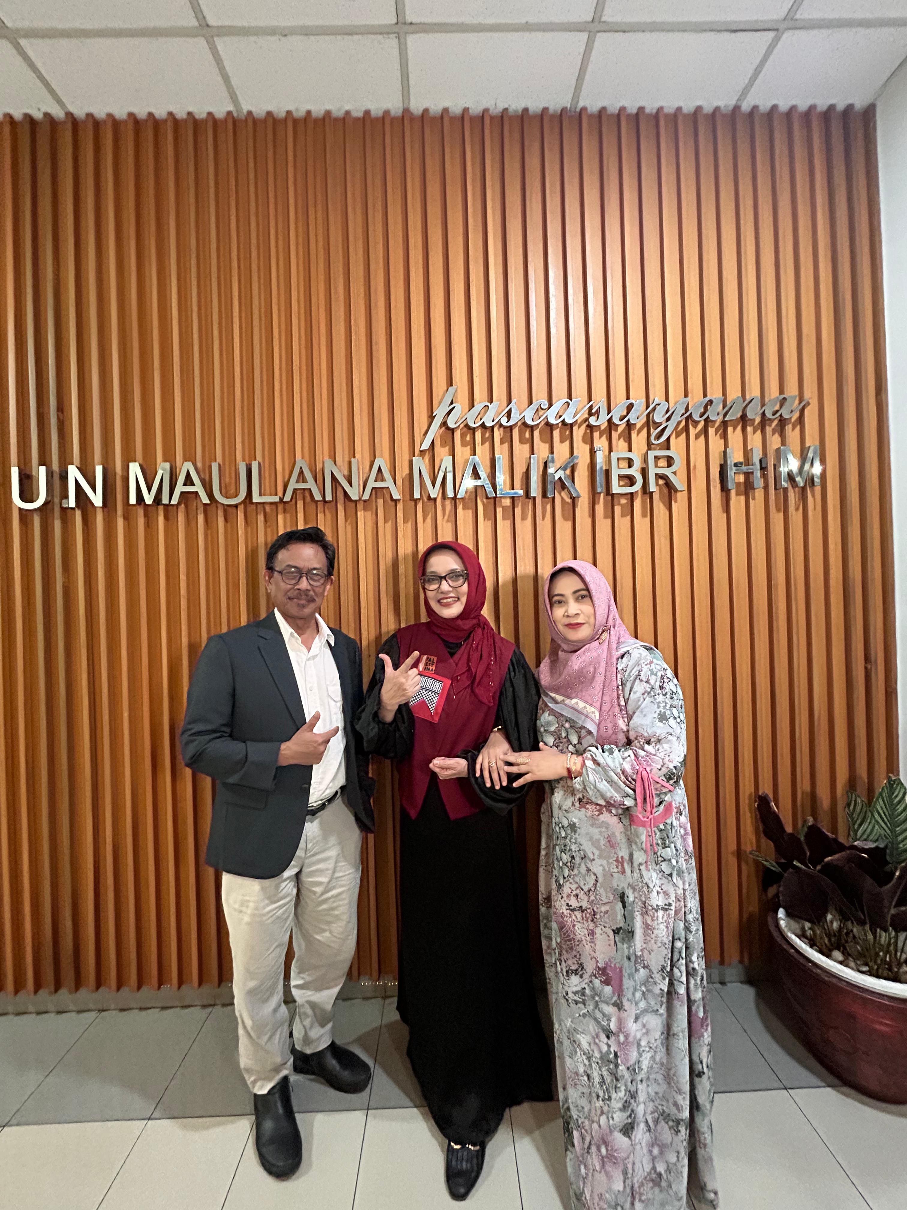 Prof Dr M. Zainuddin bersama Marissa Haque (tengah) di kampus Pascasarjana UIN Malang, Agustus lalu.