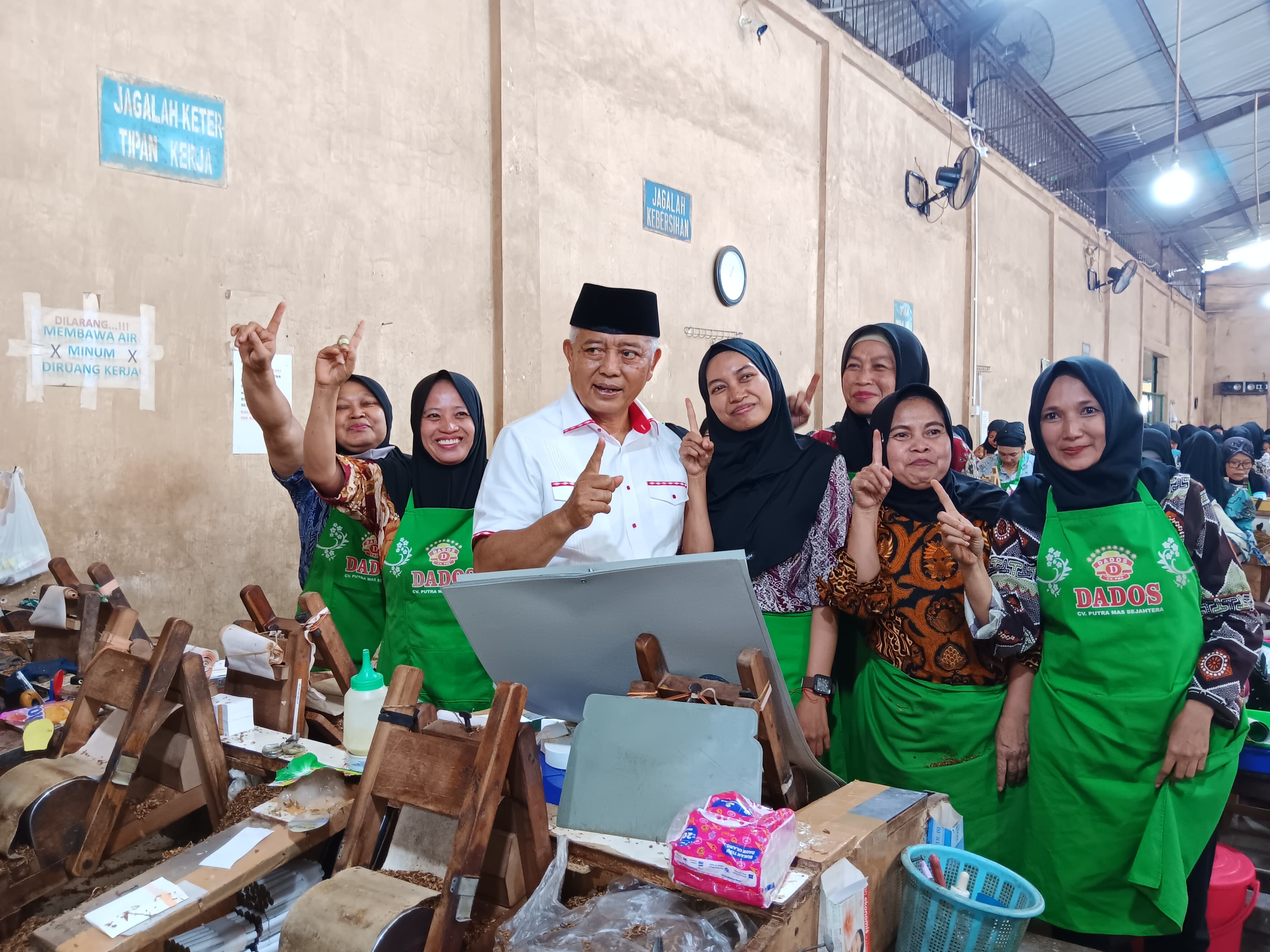PILKADA: Calon Bupati Malang H M. Sanusi foto bersama para karyawan salah satu pabrik rokok di Pakisaji, Kabupaten Malang kemarin.