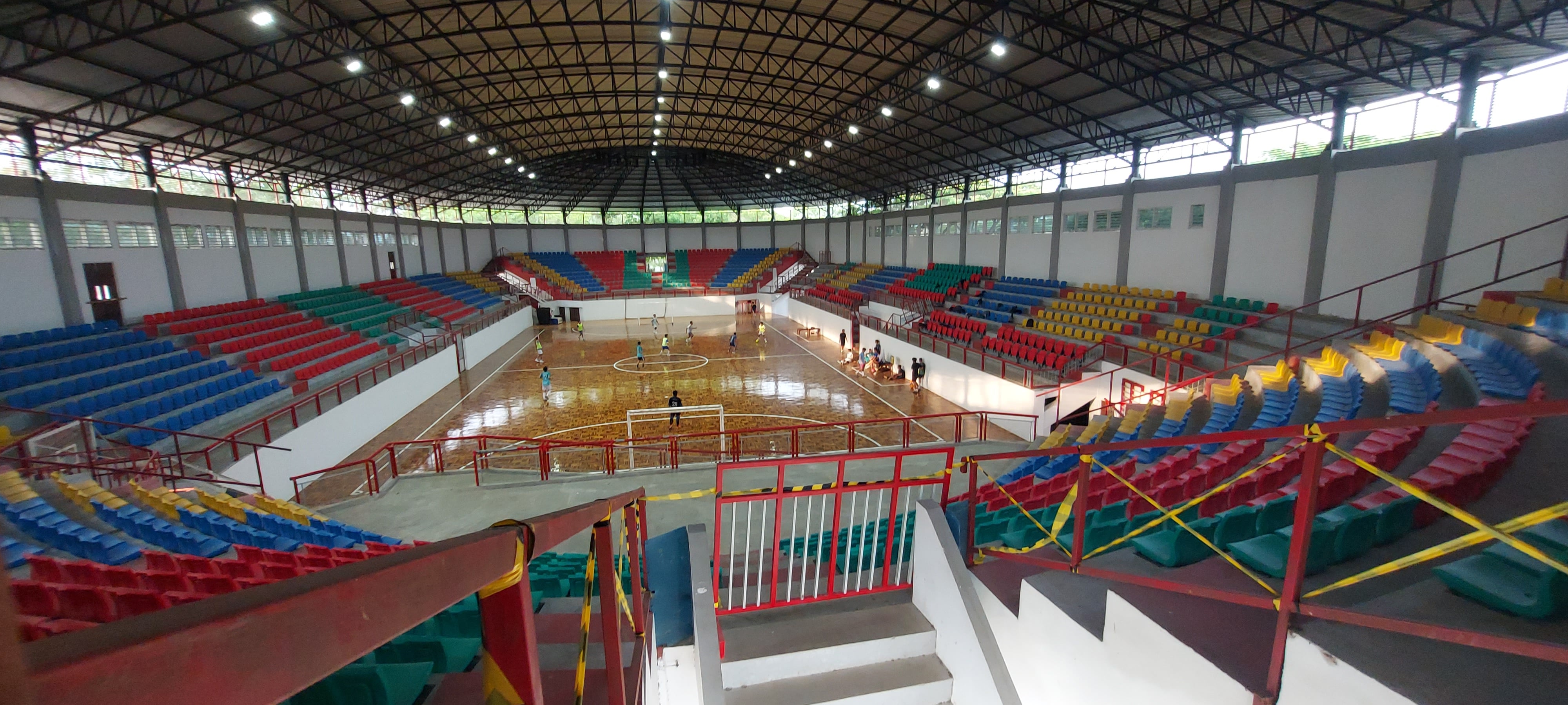 FASILITAS OLAHRAGA: Para pemain futsal latihan di GOR Indoor Kanjuruhan, Kepanjen, kemarin (3/10). Tahun depan bakal banyak atlet futsal dari daerah lain yang akan bertanding di gedung tersebut.