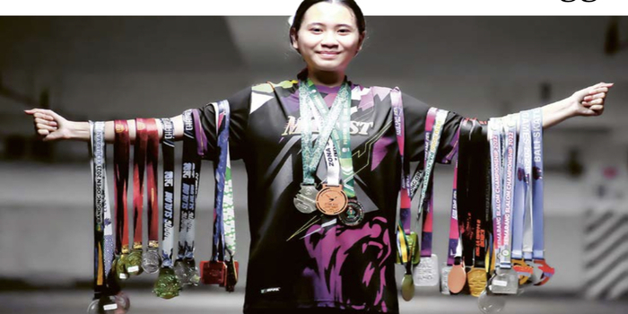 BERBAKAT: Kartika Wina Shafira menunjukkan koleksi medalinya dari cabor sepatu roda. Medali emas di PON XXI menjadi prestasi tertingginya. Dia mendominasi di nomor classic slalom.