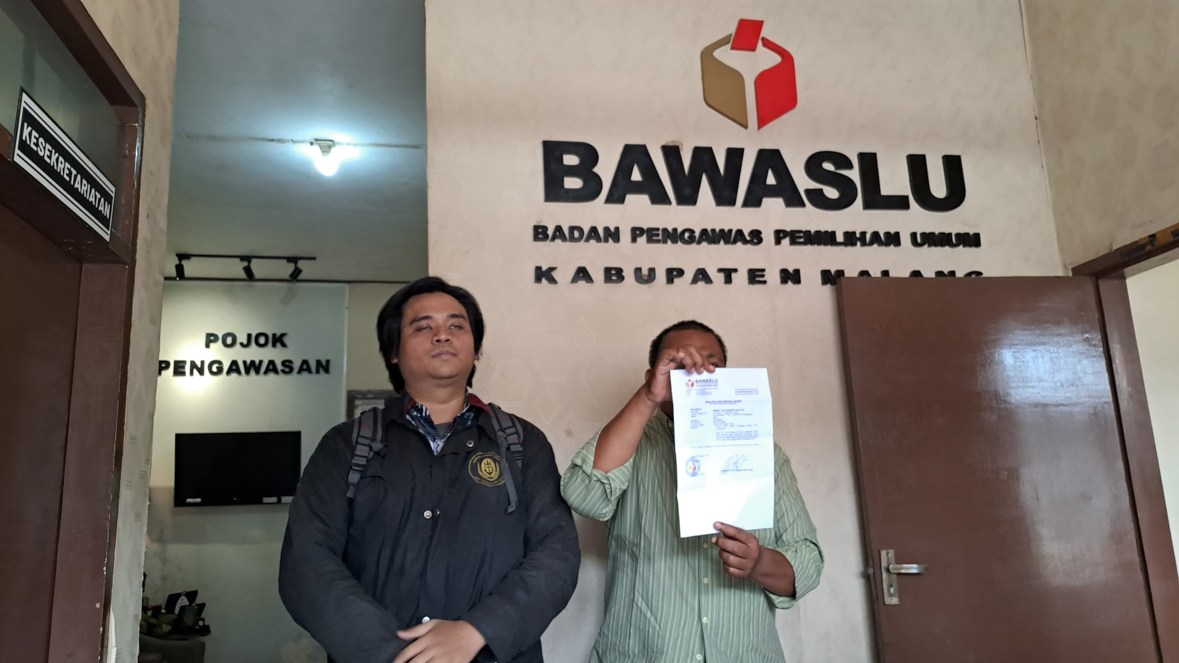 MASIH DIKAJI: Tim pasangan calon Gunawan-dr Umar (GUS) menyerahkan laporan ke kantor Bawaslu Kabupaten Malang kemarin (3/10).