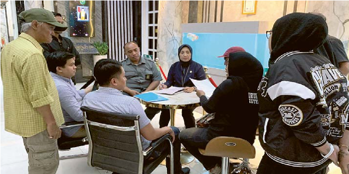 TAGIH JANJI: Perwakilan keluarga korban tragedi Kanjuruhan menanyakan perkembangan permohonan restitusi di Pengadilan Negeri Surabaya kemarin (2/10).