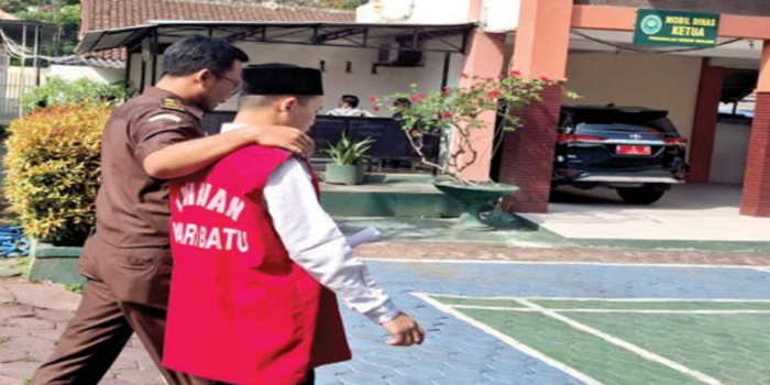 SEMPAT MEDIASI: Firman Ahmad, 22, kembali ke ruang tahanan setelah menjalani sidang di PN Malang Kelas 1A, kemarin
