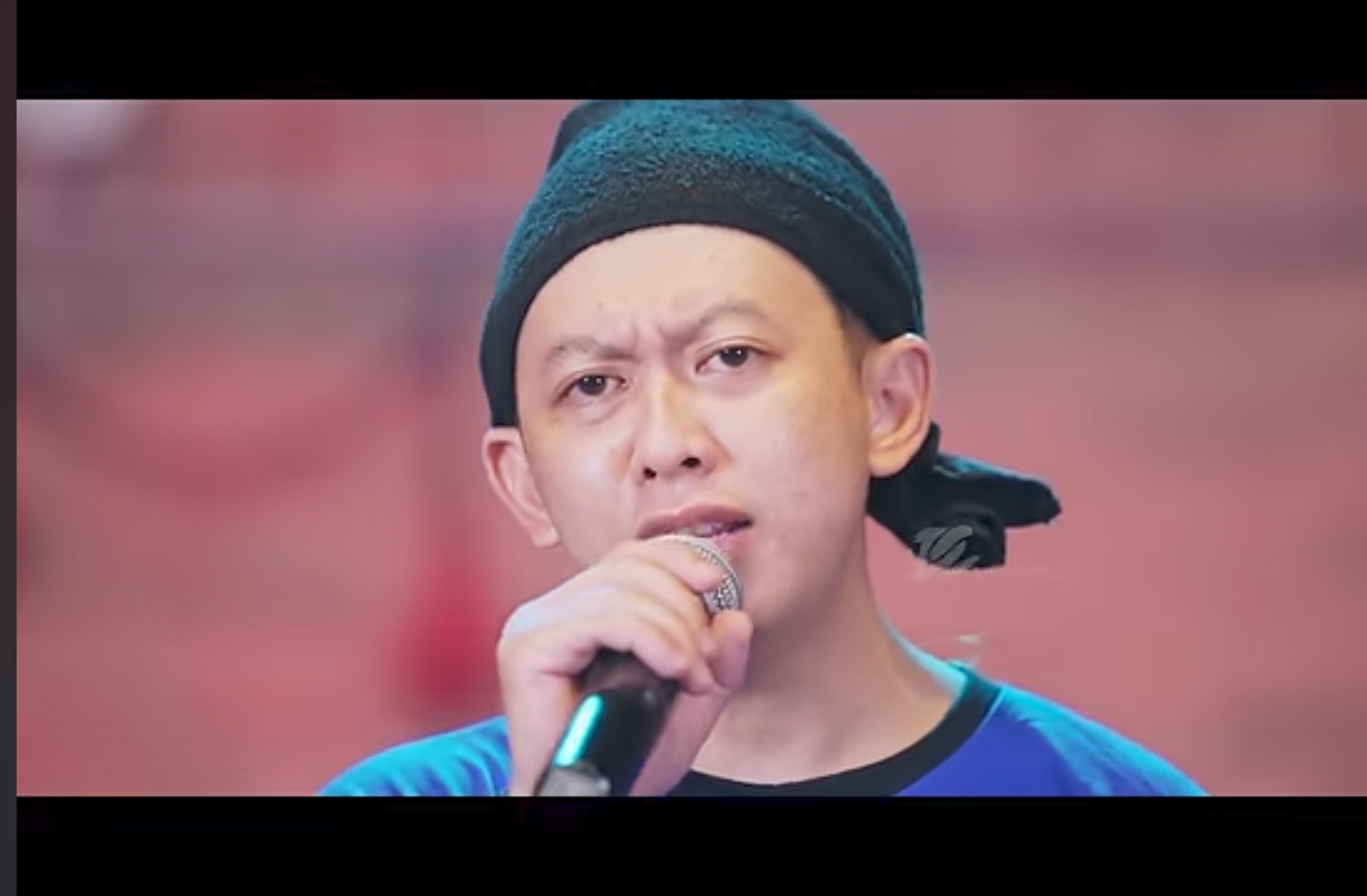 Eri Pras dalam video klip Oplosan bersama DC Production Denny Caknan