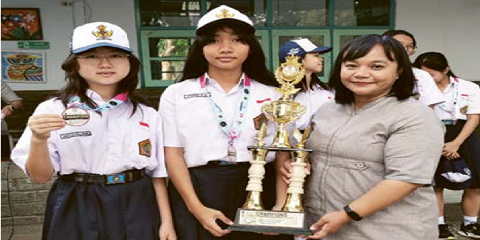 PUNYA BANYAK PRESTASI: Siswa SMPK Kosayu 2 memamerkan piala yang diraih beberapa waktu lalu.