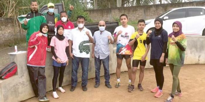 TIDAK GENTAR: Atlet atletik Kabupaten Malang bersiap menjalani latihan di lintasan jalan cepat wilayah Tumpang, Kabupaten Malang, kemarin.