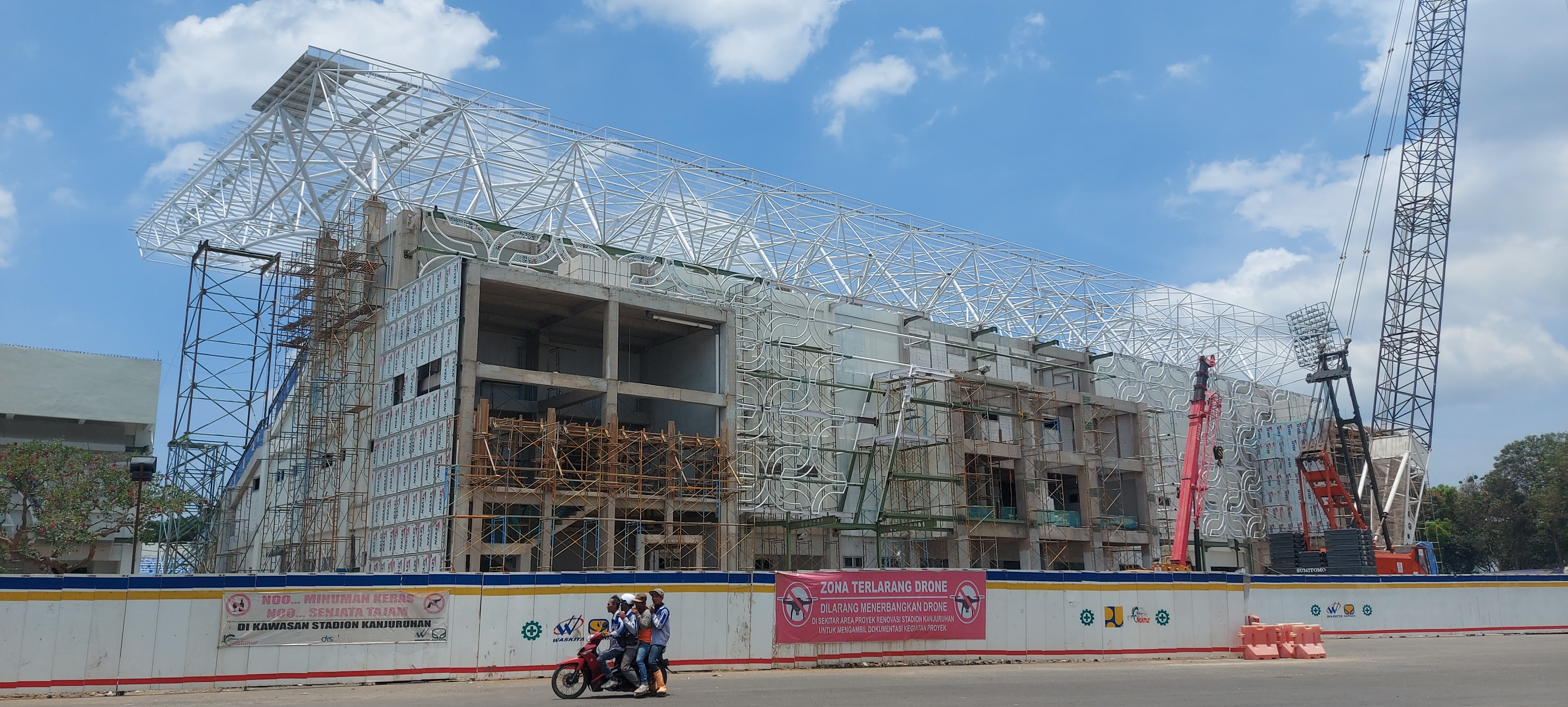 DIKEBUT: Rangka atap berbahan baja sudah terpasang di atas tribun VIP Stadion Kanjuruhan, Jumat lalu (4/10). Pekerja mengejar target akhir Oktober depan tergarap 95 persen.